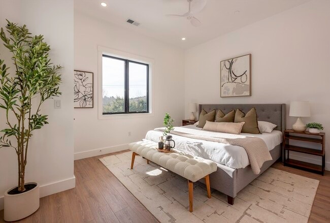 Building Photo - 1060 Main St