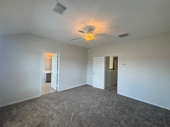Building Photo - 5715 Vinemont Ln