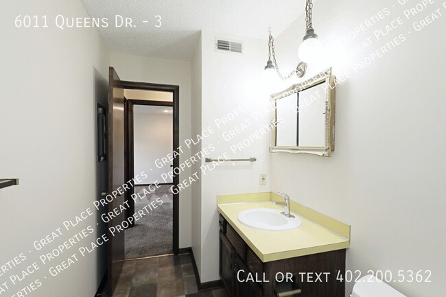 Building Photo - 6011 Queens Dr