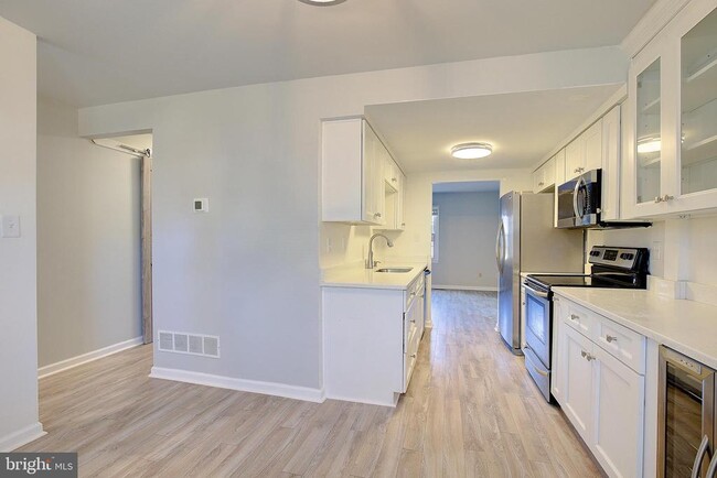 Building Photo - 1844 Sharwood Pl