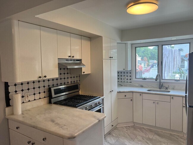Building Photo - Updated Single Family Ranch Home with Fenc...