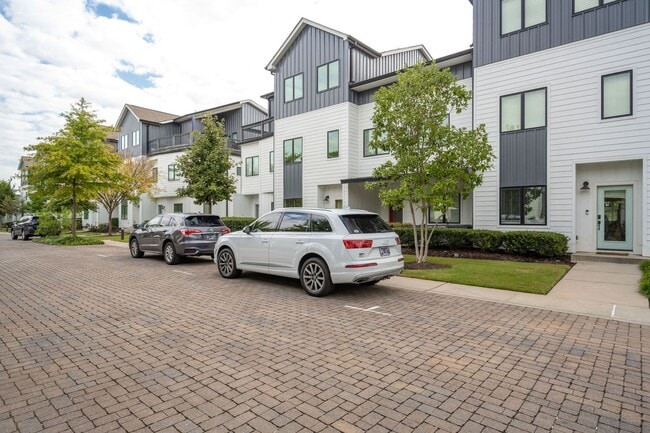 Building Photo - Location, Location , Location with this Be...