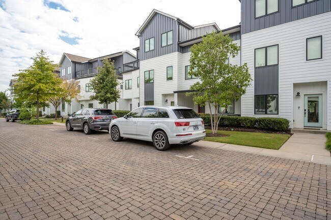 Building Photo - Location, Location , Location with this Beautiful Townhome