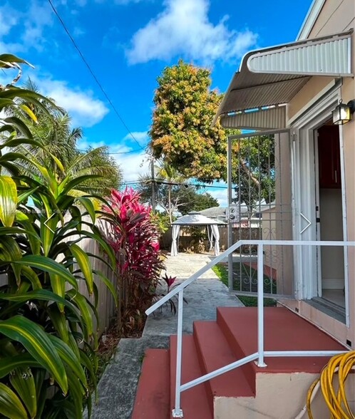 Backyard with fruit trees and Pation - 315 NW 102nd St