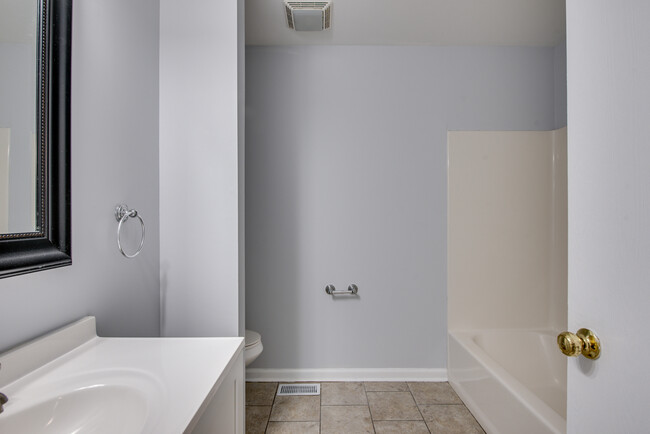 Building Photo - 3491 Willowview Ct