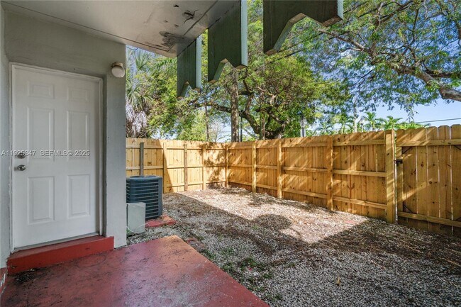 Building Photo - 980 NE 170th St