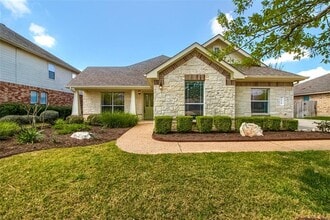 Building Photo - 18720 Royal Pointe Dr