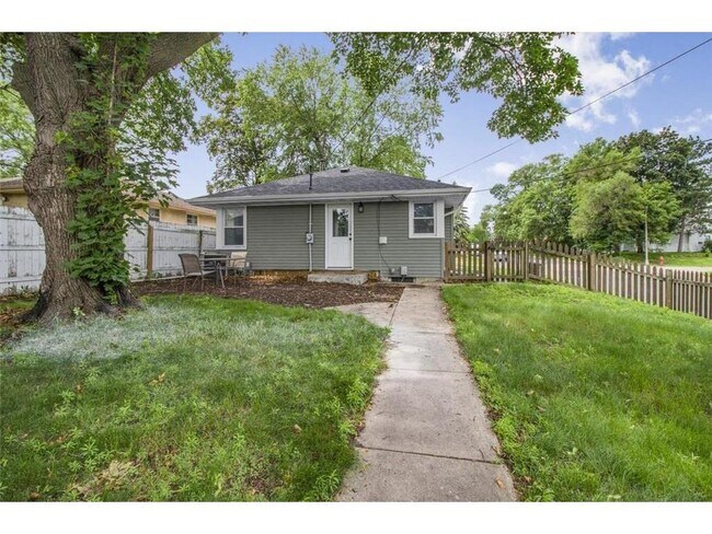 Building Photo - 629 E 67th St