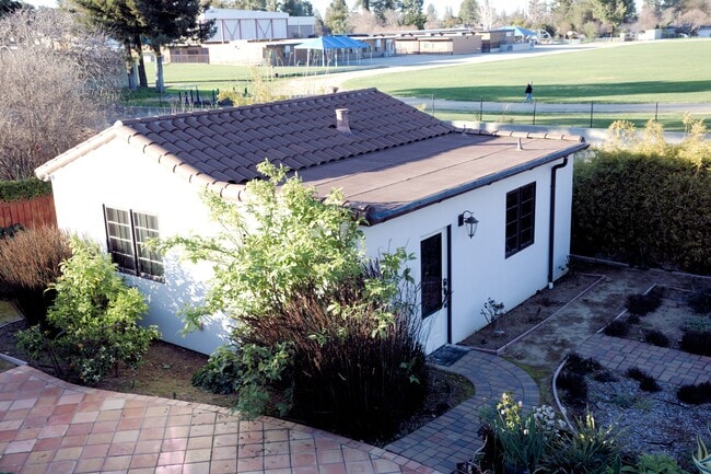 Building Photo - 1215 Altamead Dr