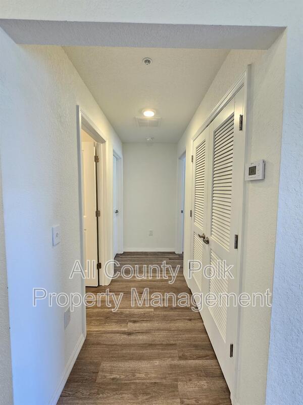 Building Photo - 915 Ariana St