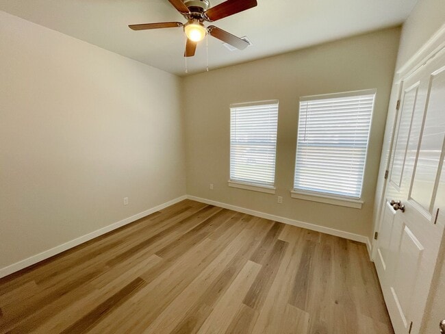 Building Photo - Beautiful 2/1 home in convenient location