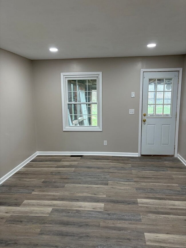 Building Photo - Don't Miss This One!