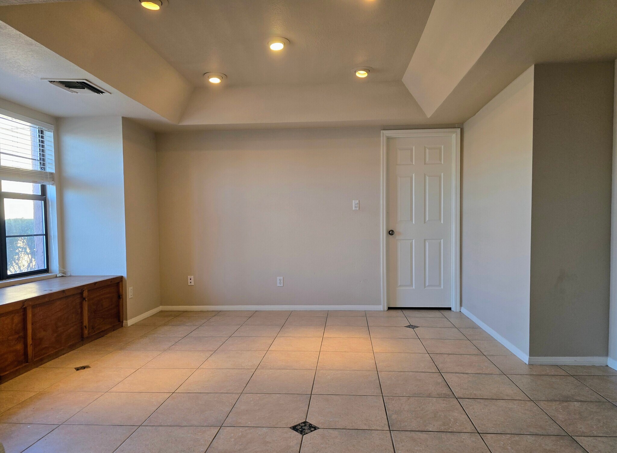 Building Photo - 1827 E Manhatton Dr