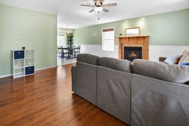 Building Photo - Pet Friendly Three Bedroom with Bonus!