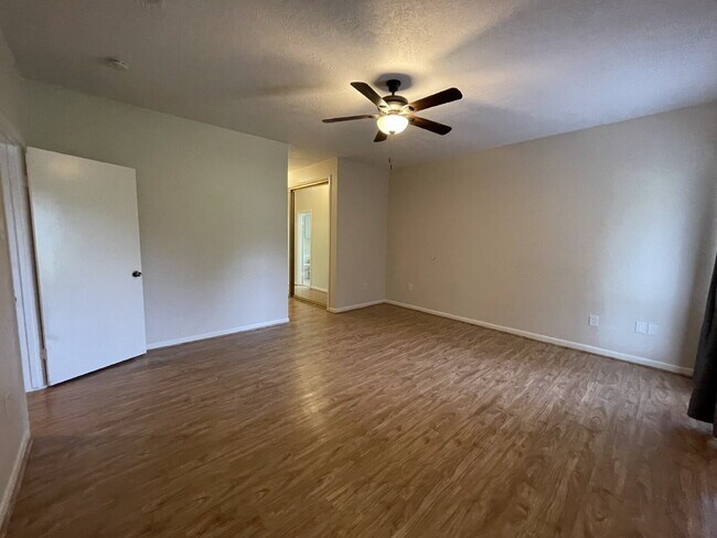 Building Photo - Live in the city of Panorama Village & enjoy all it has to offer: 27-hole golf course, 3 city par...