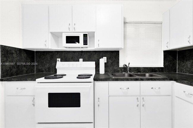 Building Photo - 630 SW 62nd Ave