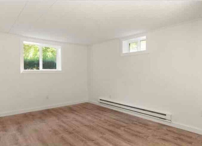 Building Photo - 71 1/2 Pond St