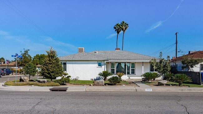 Building Photo - Charming 2 Bed / 2 Bath Home with Trailer Parking – Sanger, CA