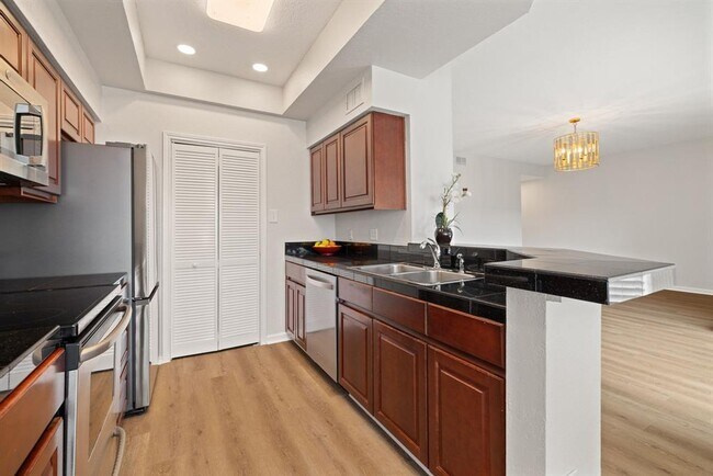Building Photo - 4711 Spicewood Springs Rd