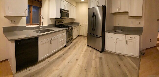Building Photo - 8642 Villa La Jolla Dr