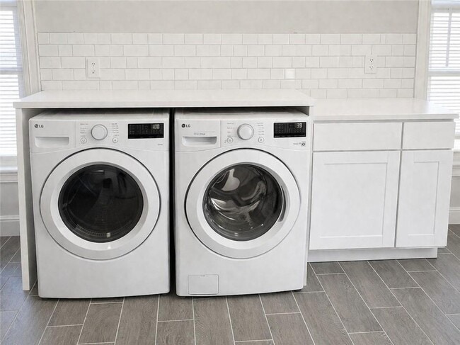 Building Photo - 71 E George St