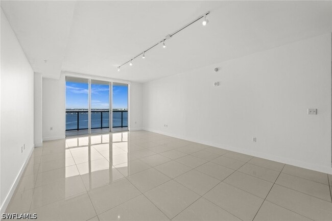 Building Photo - 3000 Oasis Grand Blvd