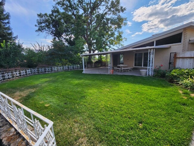 Building Photo - Beautiful 5 Bd 3.5 Ba Home in Holladay