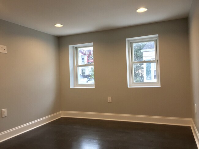 Building Photo - Newly Renovated End-of-Group Townhome in F...