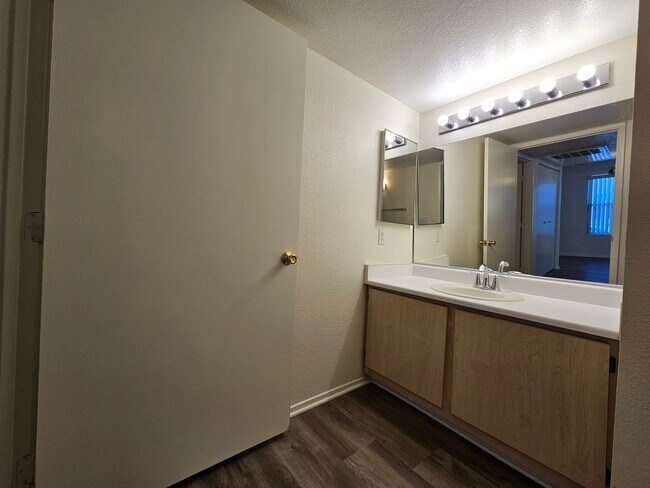 Building Photo - COZY 2 BEDROOM 2 BATH IN GATED SW COMMUNITY!