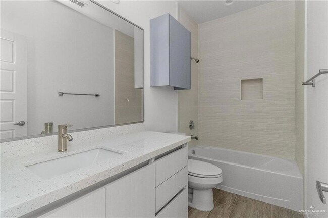 Building Photo - 304 W Campeche Ave