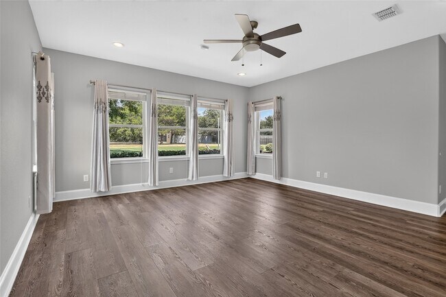 Building Photo - 1400 Emerald Cir