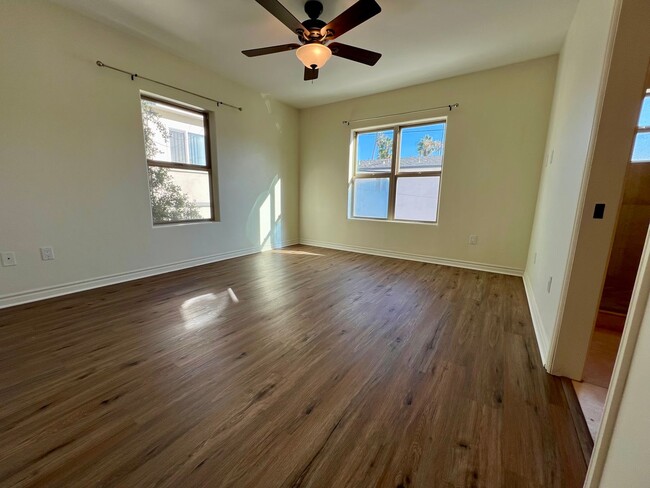 Building Photo - Tri Level 2 Bedroom 2.5 Bath Plus Den Town...