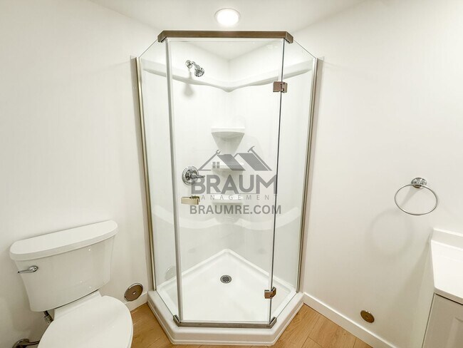 Building Photo - 4404 Stern Ave