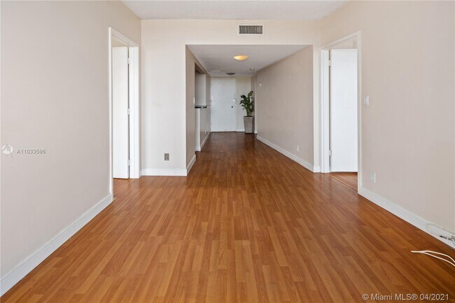 Building Photo - 900 Bay Dr