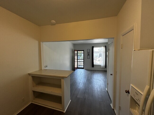Building Photo - "Charming 1-Bedroom Retreat in Denver's Heart - Perfect Blend of Comfort & Convenience!
