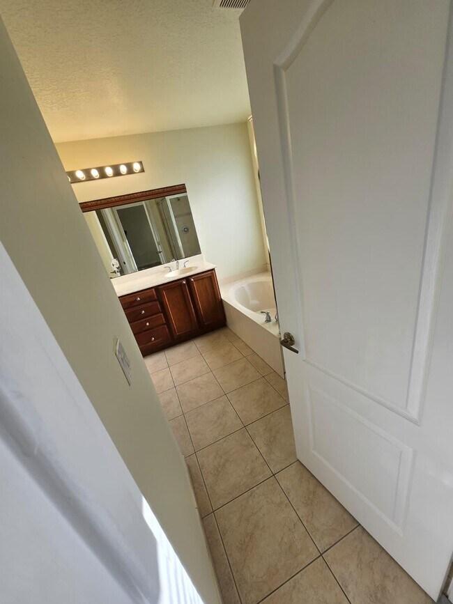 Building Photo - 4701 Cohune Palm Ct