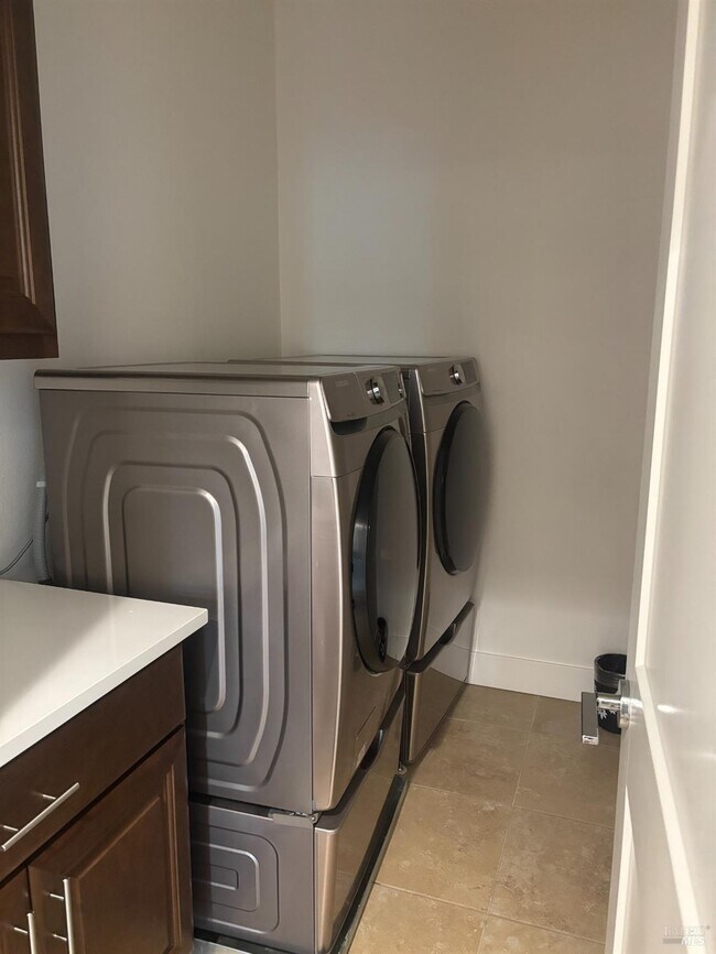 Building Photo - 1468 Oak Cir