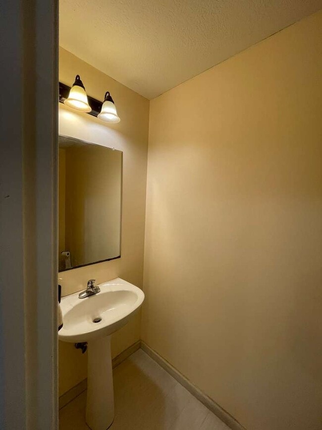 Building Photo - 6170 Ravenhill Rd