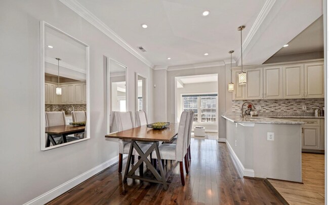 Building Photo - 4 bed 3.5 bath. Parking! Pets Welcome!