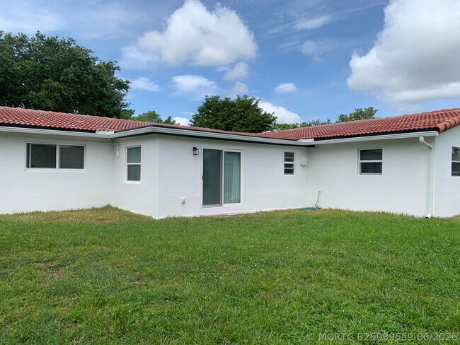 Building Photo - 4005 NW 76th Ave