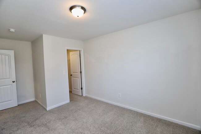 Building Photo - 2943 Old Field Rd