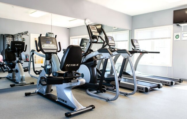 Building Photo - 2BR/1Bth unit in professionally managed complex, Heat/Hot Water included. Gym, pool, balcony