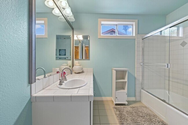Building Photo - 4866 Park Dr