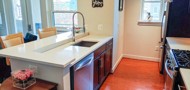 Building Photo - Beautiful 2 Bed/2 Bath Condo Rental - Conv...