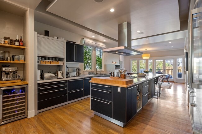 Building Photo - 2866 Pine St