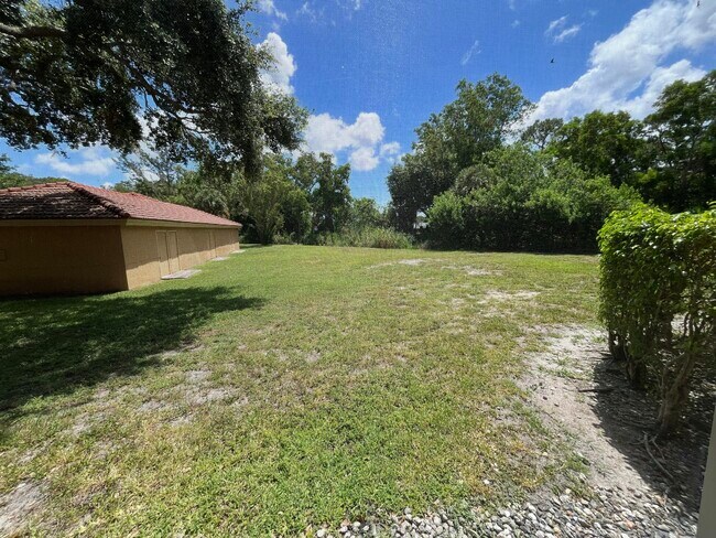 Building Photo - 4751 Via Palm Lakes