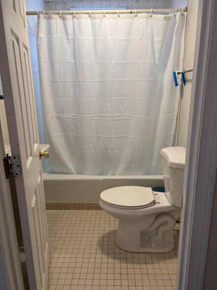 Building Photo - 32 Shute St