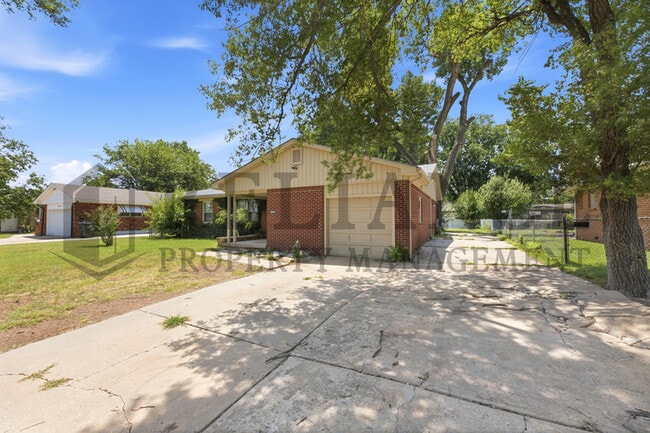 Building Photo - 841 N Country Acres Ave