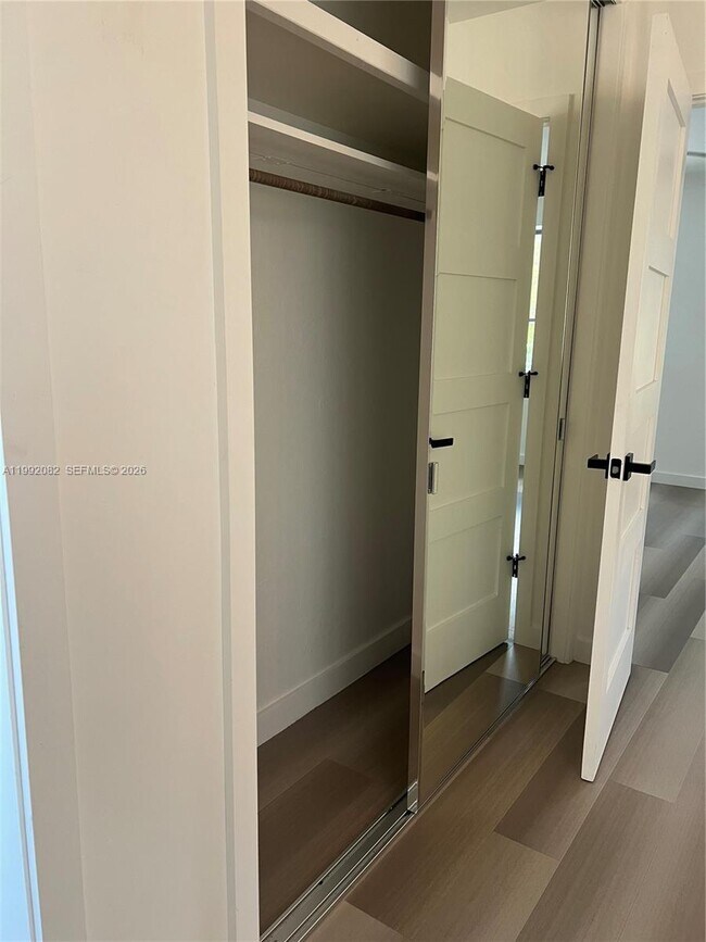 Building Photo - 225 SE 16th Ave