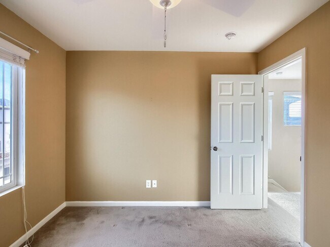 Building Photo - 2 Bedroom Townhome in Denver